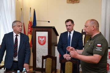 Wojewoda Małopolski ze studentami z wizytą u miechowskich starostów